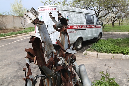 Фрагменты артиллерийских снарядов, найденные после обстрела на территории насосной станции, в Киевском районе Донецка