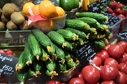 Прилавок с овощами на ярмарке выходного дня в Москве