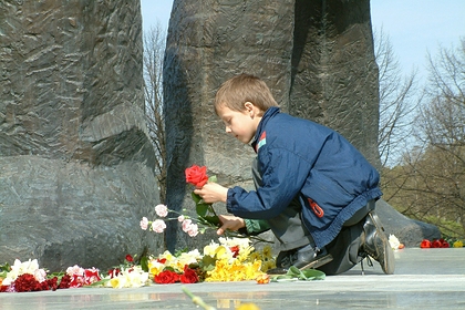 Латвийская полиция в День Победы перекрыла доступ к памятнику советским воинам