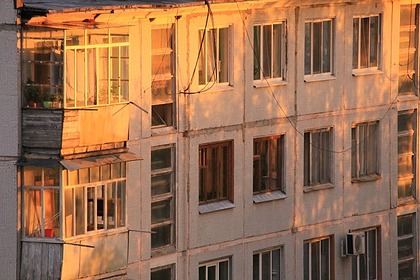 Украинец упал с восьмого этажа на прохожую, сломал ей шею и умер