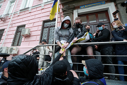 Украинские националисты попытались ворваться на суд к Медведчуку