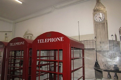 В российской колонии поставили лондонские телефонные будки