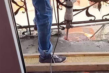 Коммунальщики в Петербурге без предупреждения срезали у россиянина балкон