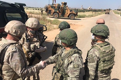Российские и турецкие военные патрулируют сирийскую трассу