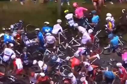 Фанатка спровоцировала массовую аварию на «Тур де Франс»