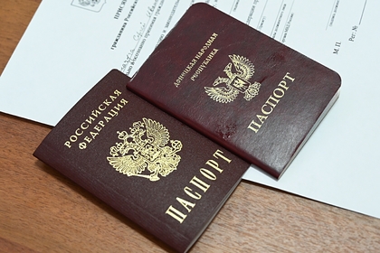 На Украине сравнили российские паспорта для жителей ЛНР и ДНР с «аусвайсами»