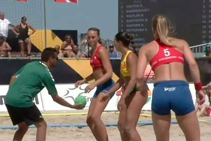 Женскую сборную Норвегии по пляжному гандболу наказали за отказ играть в бикини