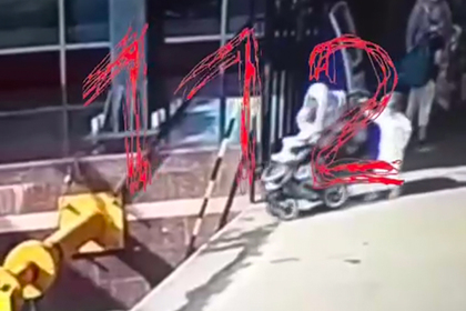 Падение детей с коляской на рельсы в Петербурге попало на видео