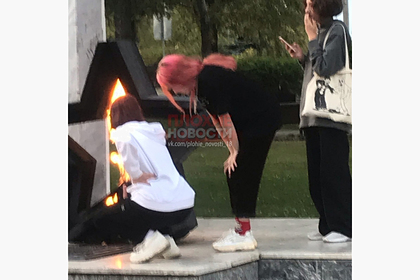 Российские школьницы пожарили сосиски на Вечном огне