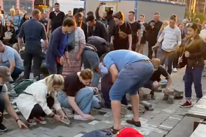 Жители российского города отстояли тротуар от ресторана