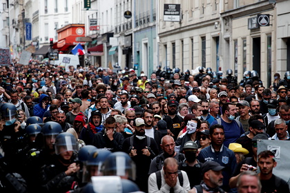 На акции против «ковид-паспортов» в Париже задержали почти 100 человек