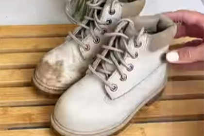 Блогерша показала простой способ очистить замшевую обувь