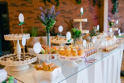 Жених и невеста выставили счет гостю свадьбы за «лишний» кусок торта
