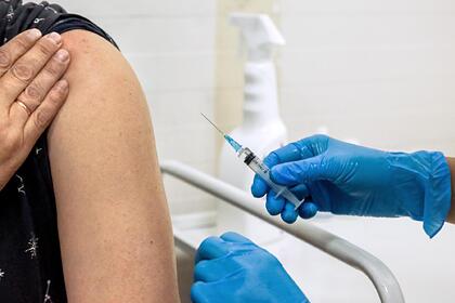 Вирусолог усомнился в снижении эффективности вакцин против омикрон-штамма