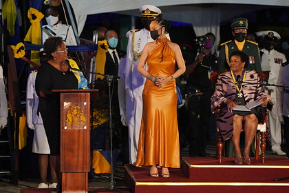 Рианну обругали за отсутствие нижнего белья на инаугурации президента