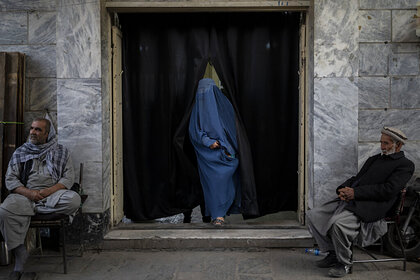 Афганистану предсказали потерю миллиарда долларов из-за женщин