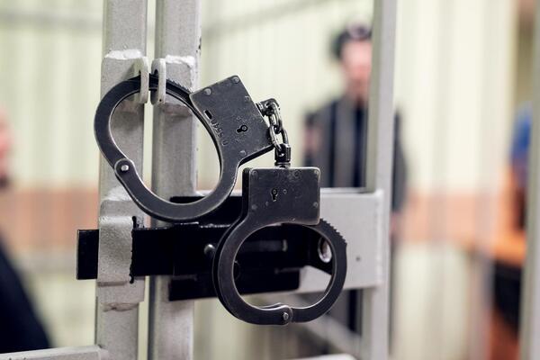 Российский полицейский получил срок за изнасилование 16-летней школьницы
