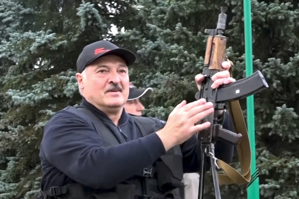 Лукашенко объяснил свое хождение с автоматом перед «трусами»