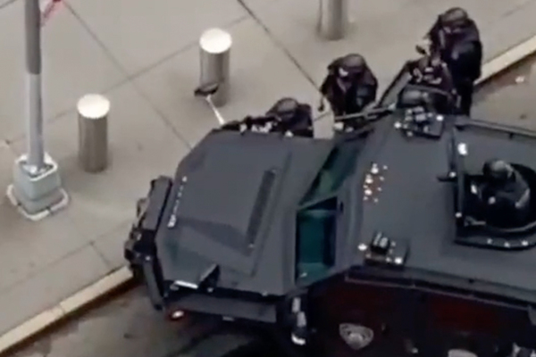 Вооруженный мужчина у штаб-квартиры ООН в Нью-Йорке попал на видео
