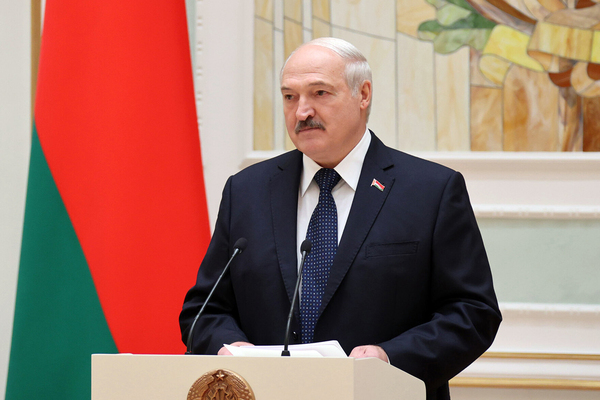 Лукашенко потребовал работать над антисанкциями по-военному и без волокиты