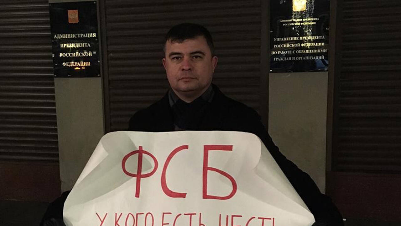 ФСБ обвинила в экстремизме российского блогера Валентина Шлякова