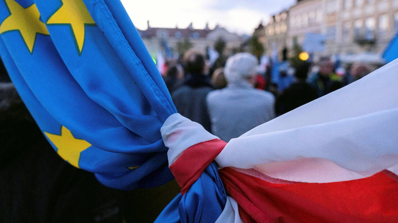 В Польше обеспокоились слишком мягкой политикой Франции в отношении России
