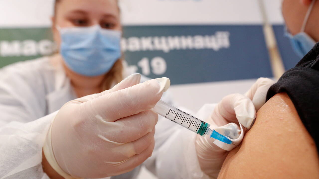 Украинцам начали платить за вакцинацию от COVID-19