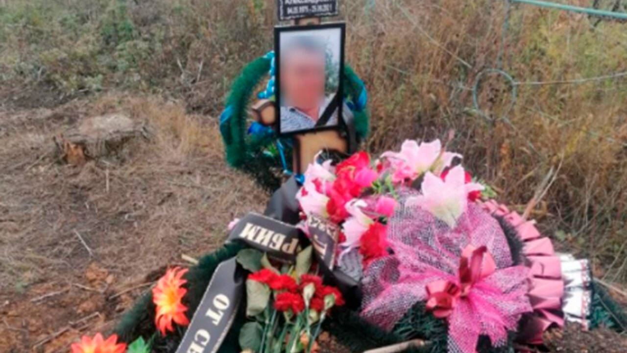 разбитому доту приходят ребята приносят цветы на могилу солдата фото 56