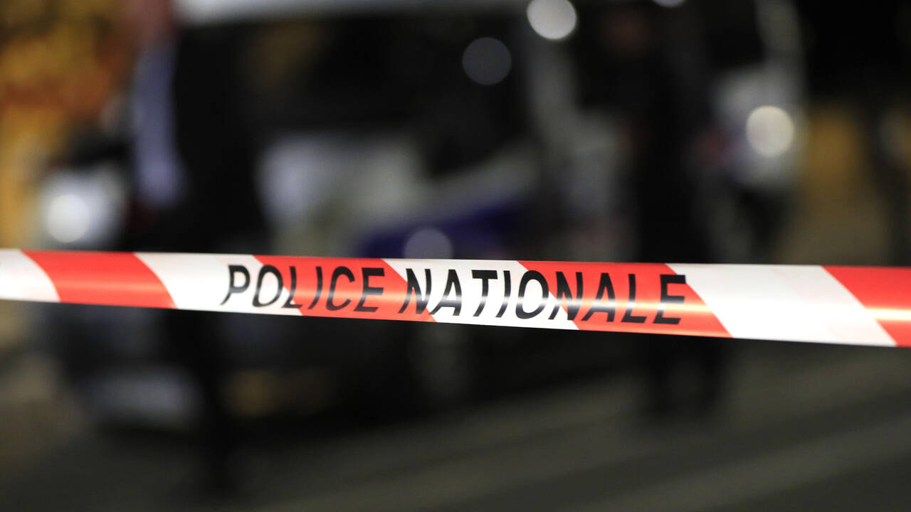 В Париже мужчина с ножом взял в заложники двух женщин