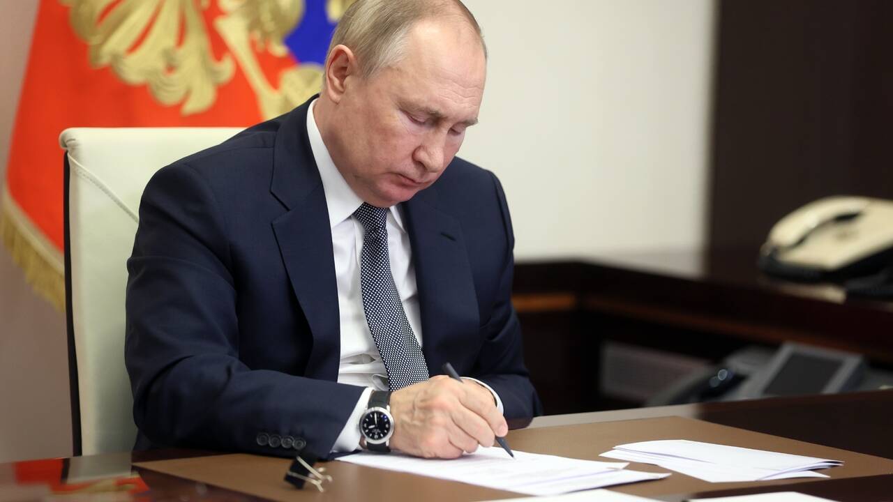 Путин подписал закон о заморозке накопительной части пенсий россиян