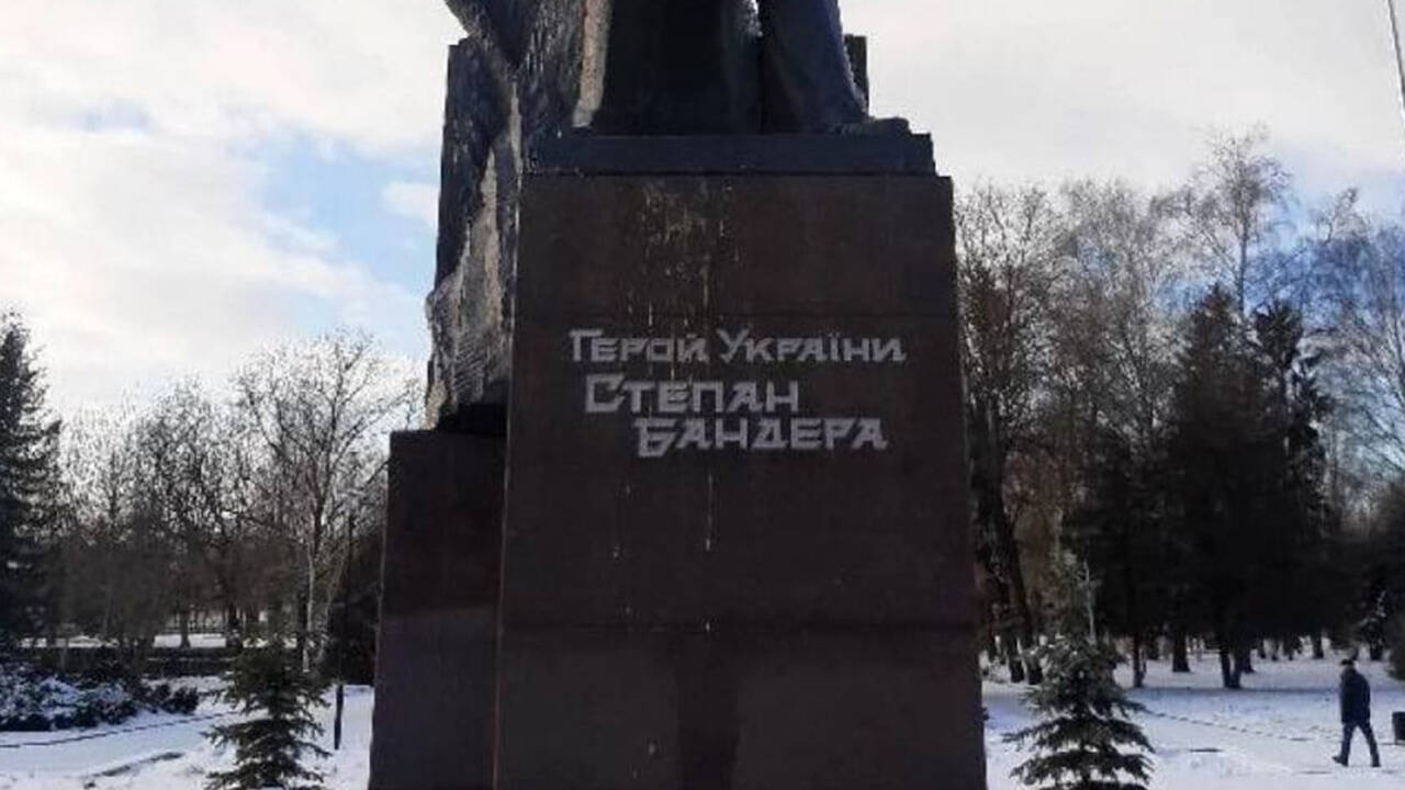 На Украине вновь осквернили памятник Бандере