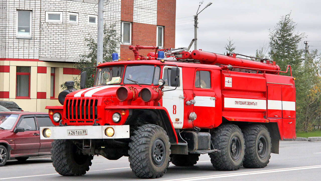 Пожарный автомобиль Урал 5557 вектор