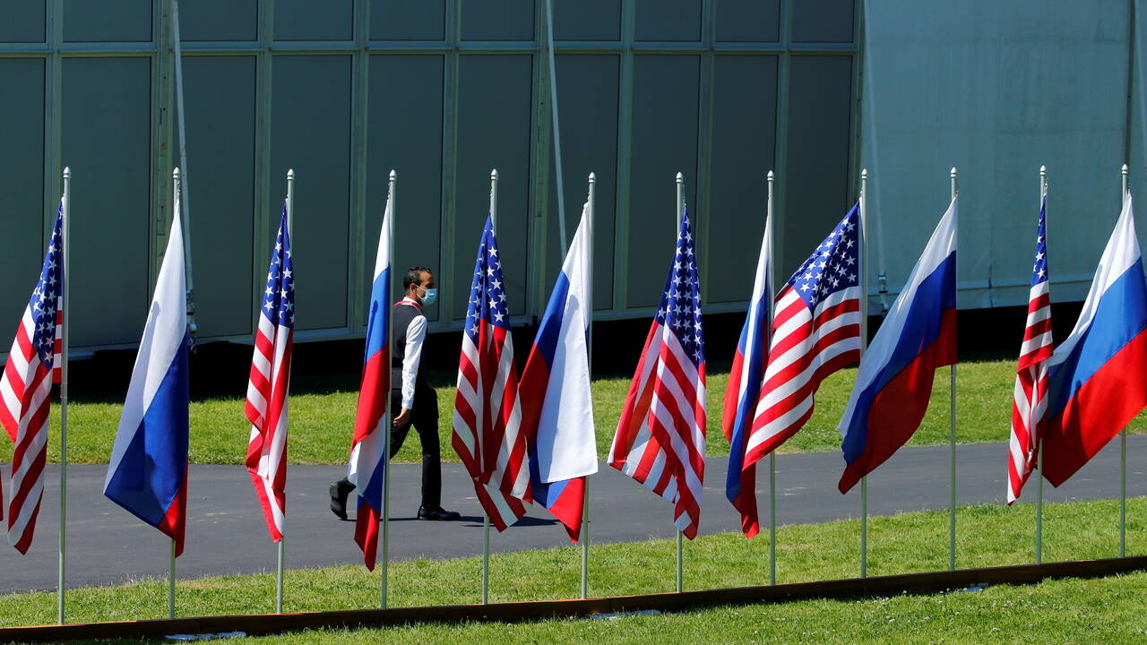 Россияне оценили отношения страны с США