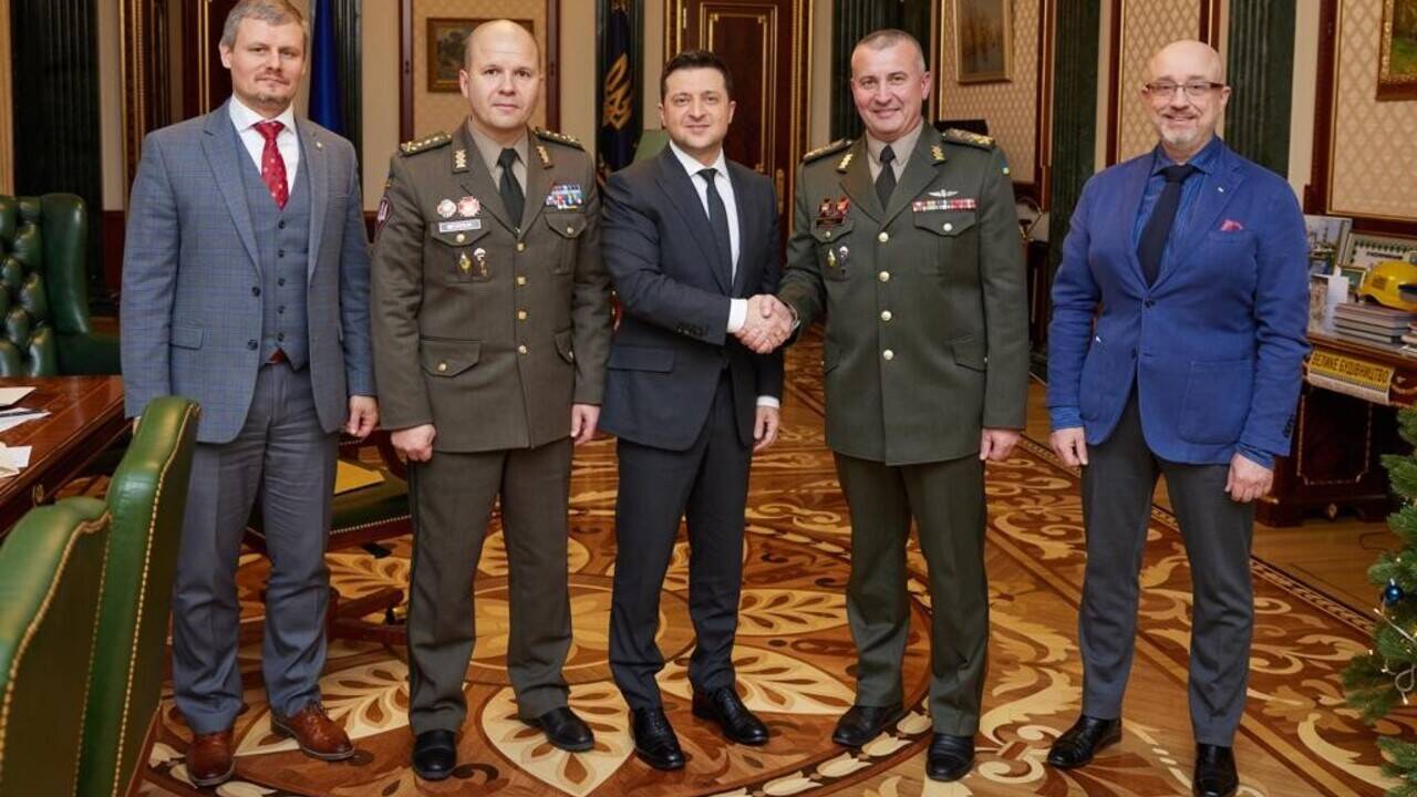 Украинцев рассмешил «бронелифчик» министра обороны страны