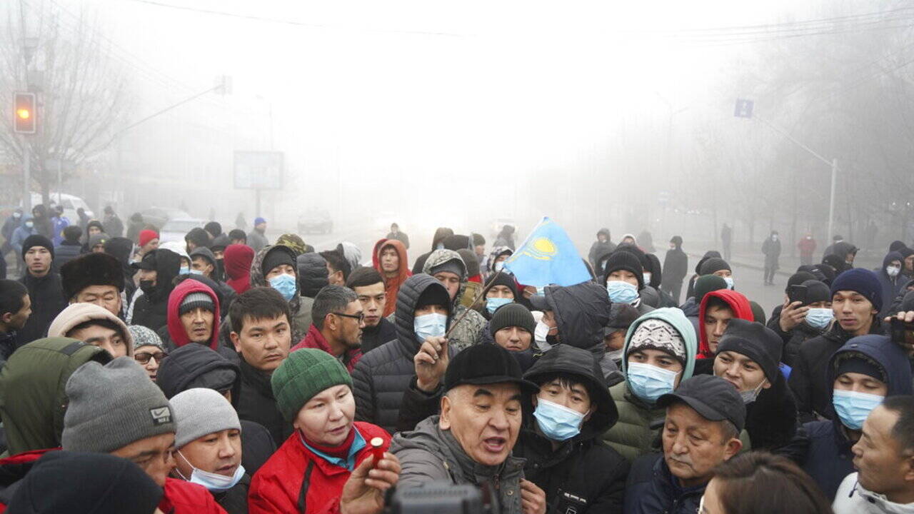 Протестующие ворвались в акимат Алма-Аты