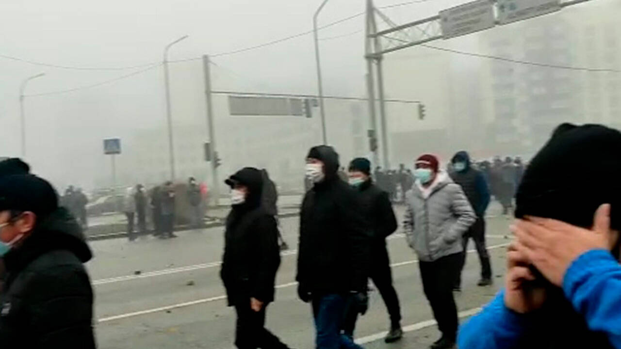 В Алматы протестующие захватили телеканал и потребовали выхода в прямой эфир