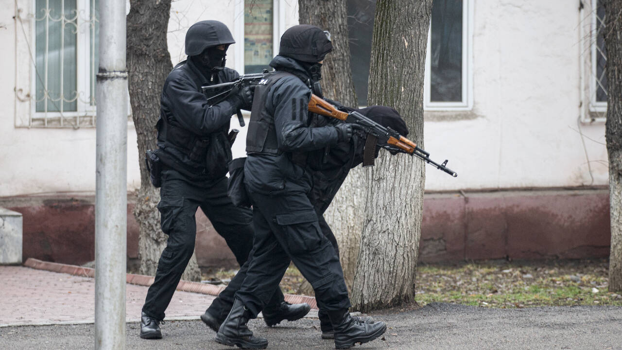 В Казахстане задержали группу граждан с оружием и наркотиками