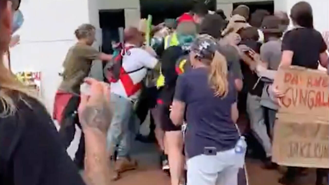 Демонстранты попытались ворваться в здание парламента Австралии в ходе протестов