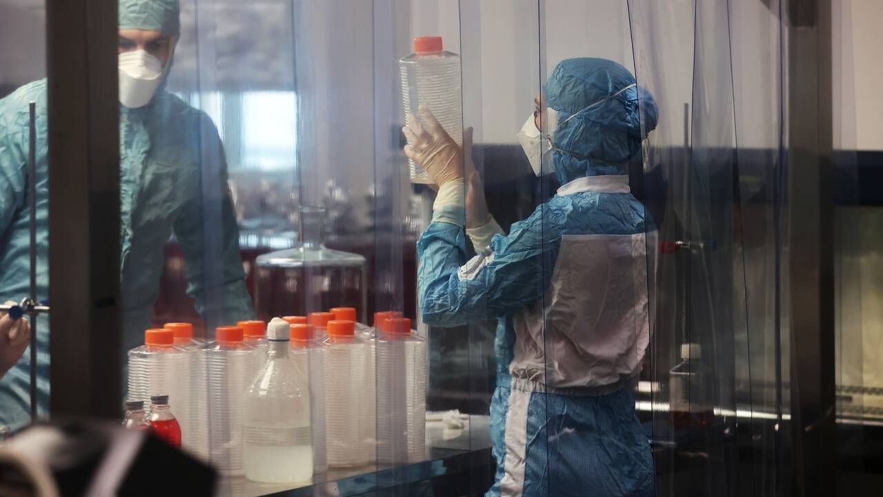 Российский врач назвал омикрон последней атакой коронавируса