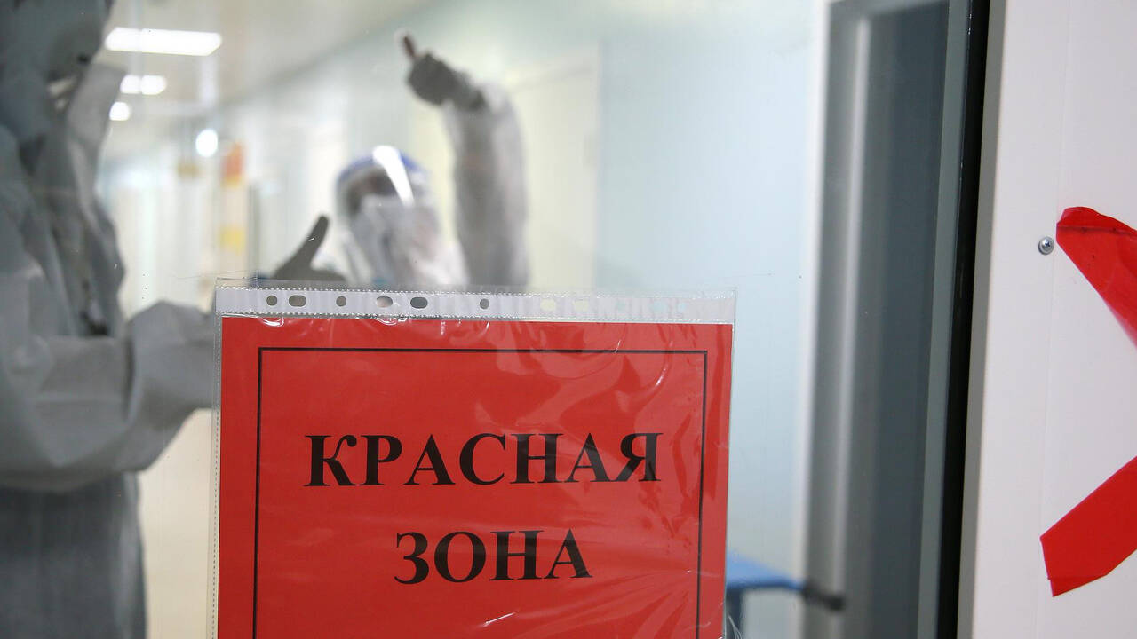 Российский депутат проник в ковидный госпиталь и напоил пациентов самогоном