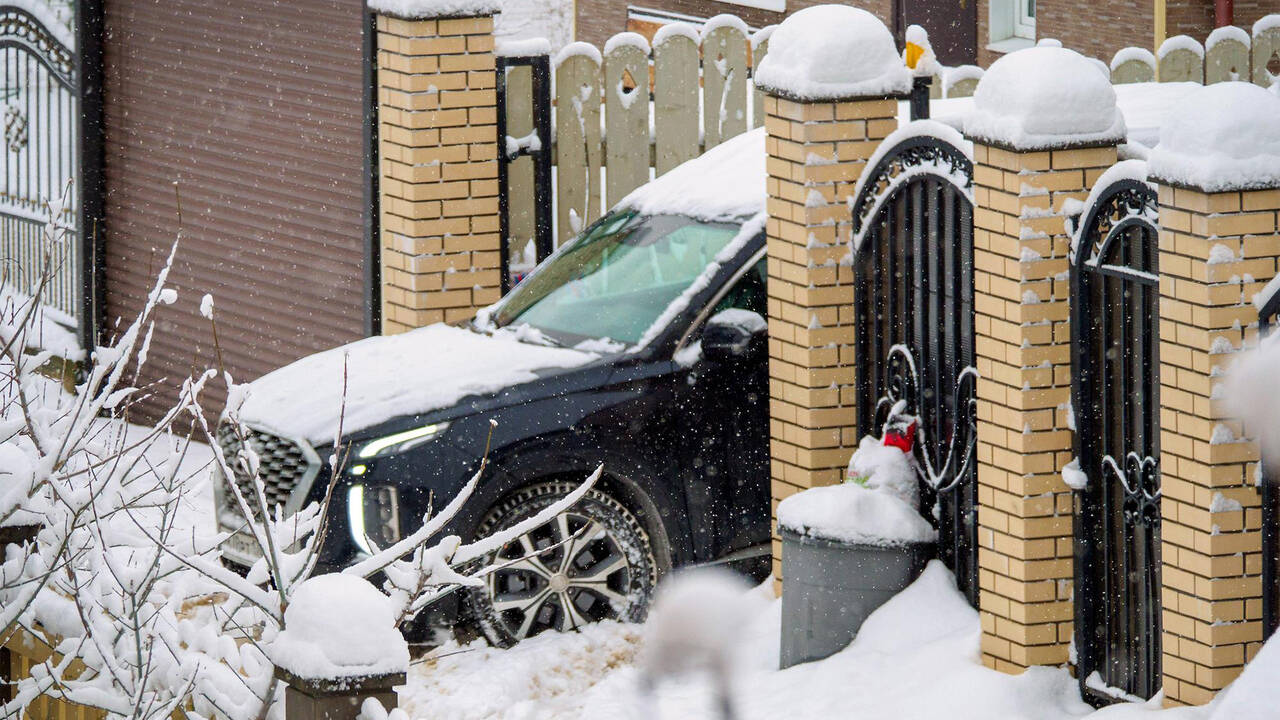 Россиян предупредили об опасности снега на машине