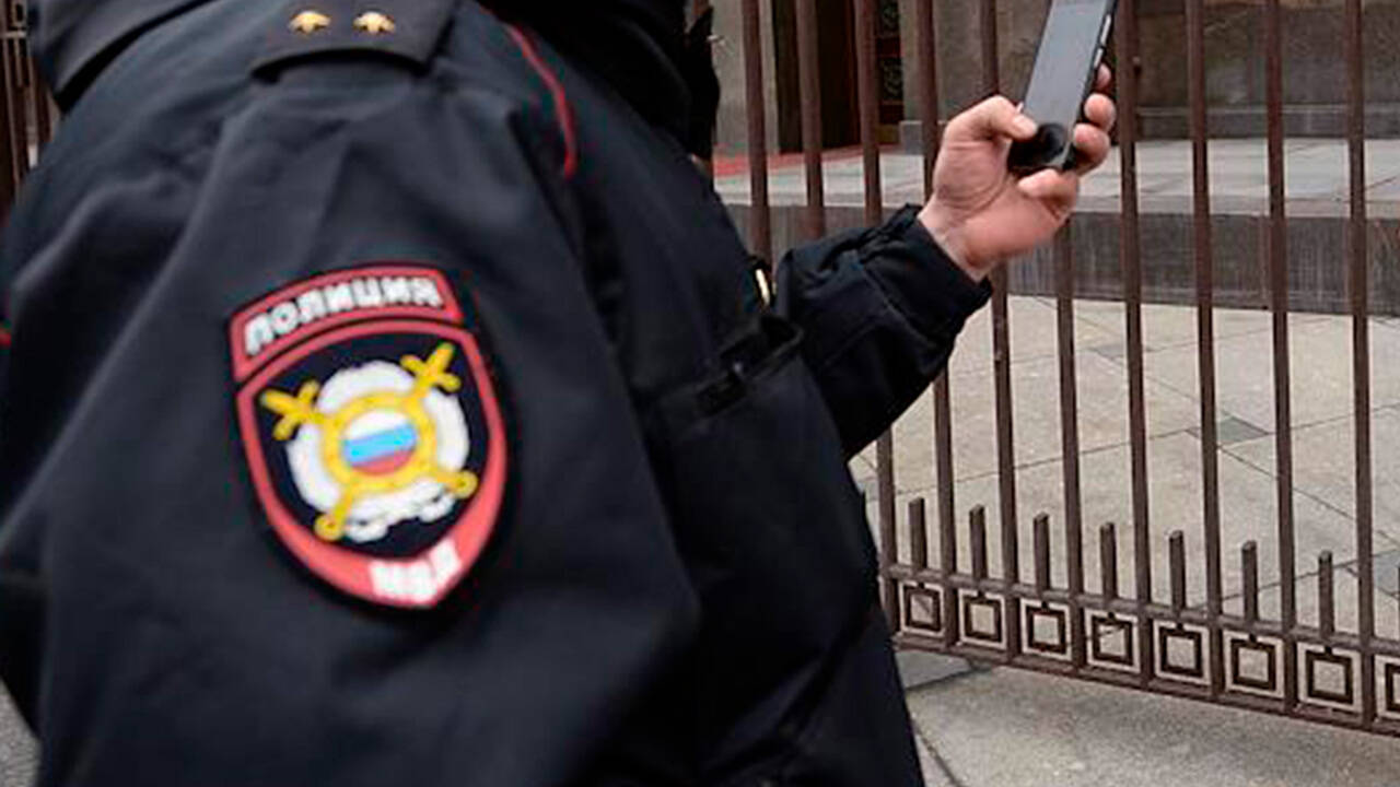 Мошенники под видом сотрудников ФСБ обманули полицейского на 1,5 миллиона рублей