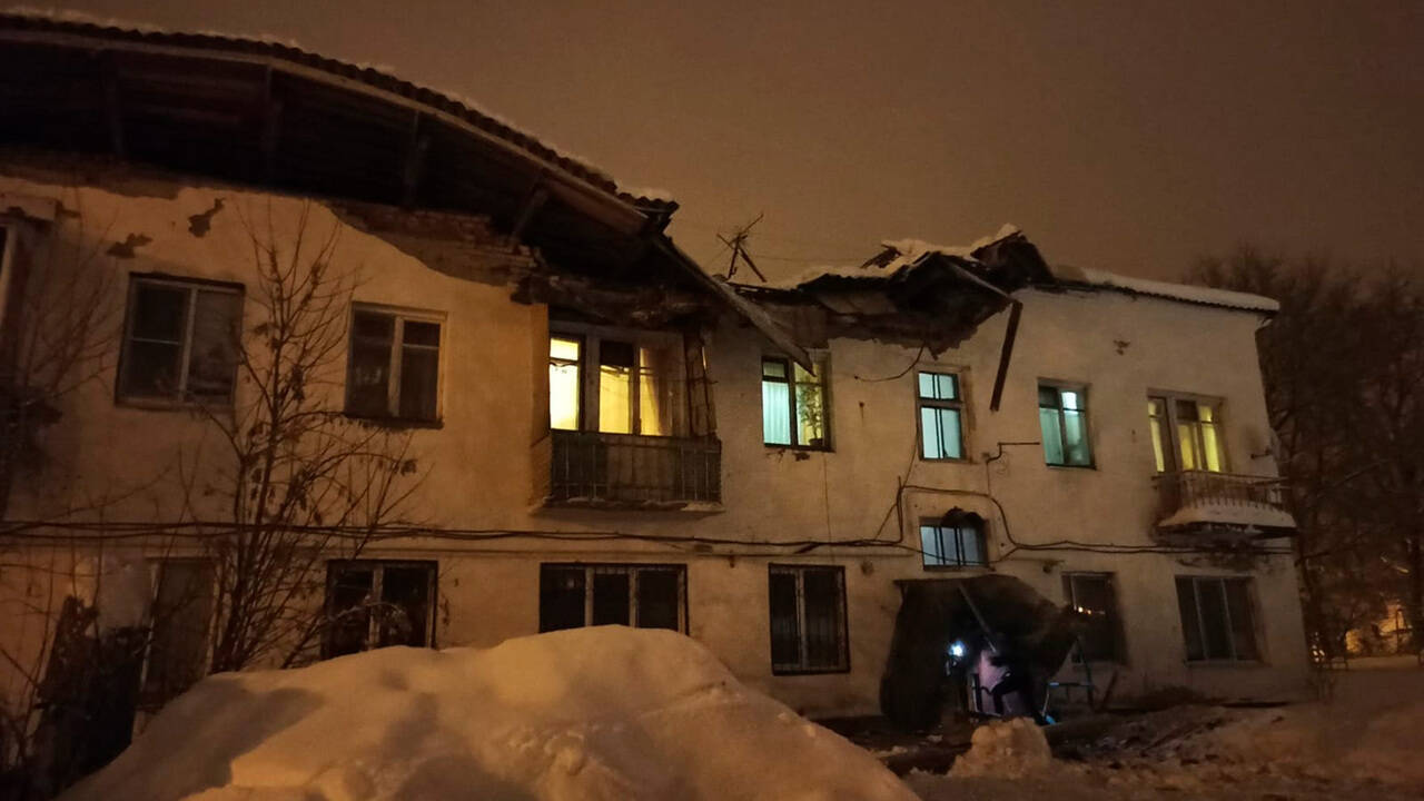Мокрый снег лишил россиян дома