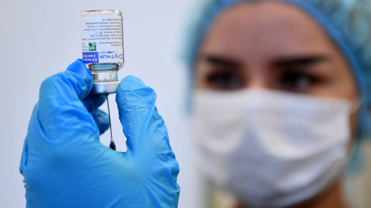 Биолог сравнила иммунитет против омикрона у вакцинированных и переболевших