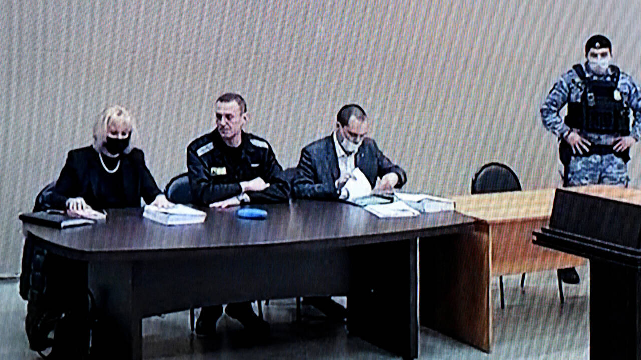 Судья зачитал обвинения Навальному