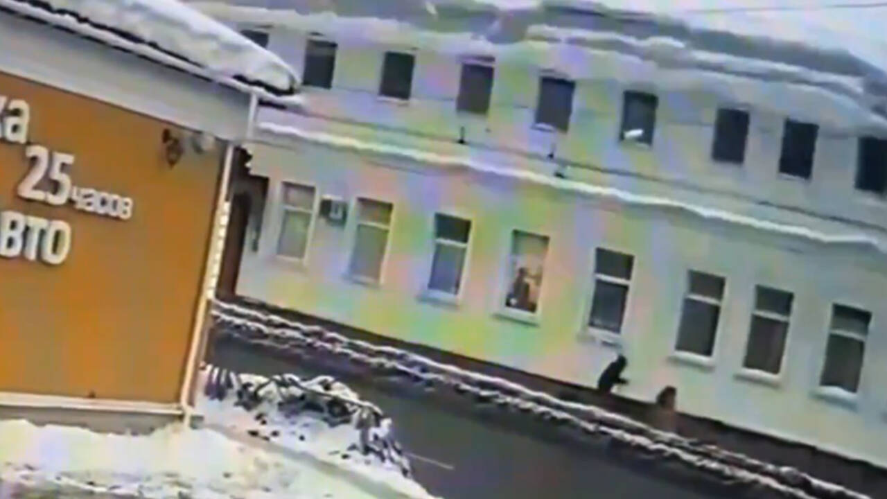 В российском городе лавина снега с крыши рухнула на семью с ребенком