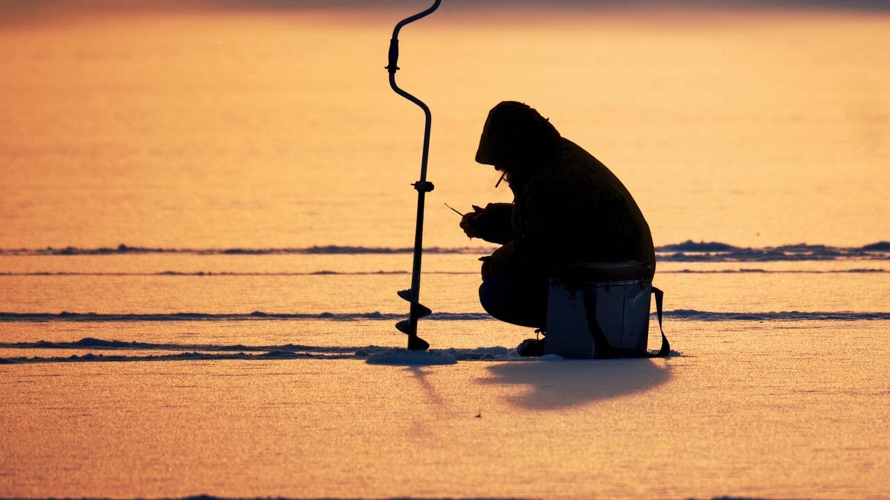 Десятки российских рыбаков унесло в море на льдине