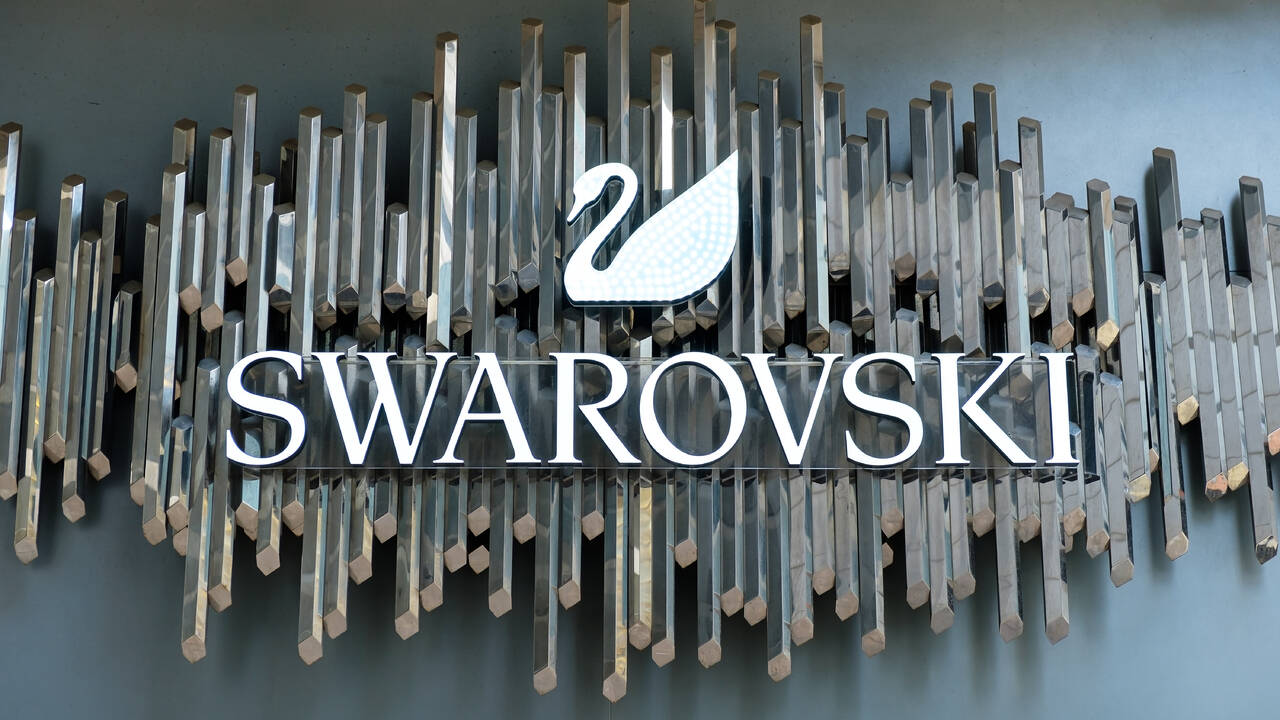 Ювелирная компания Swarovski приостановила продажи в России
