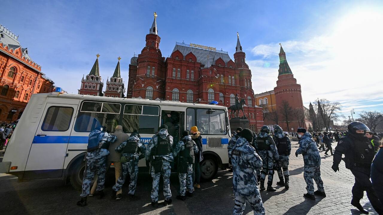 В Москве перевернулся автозак с задержанными