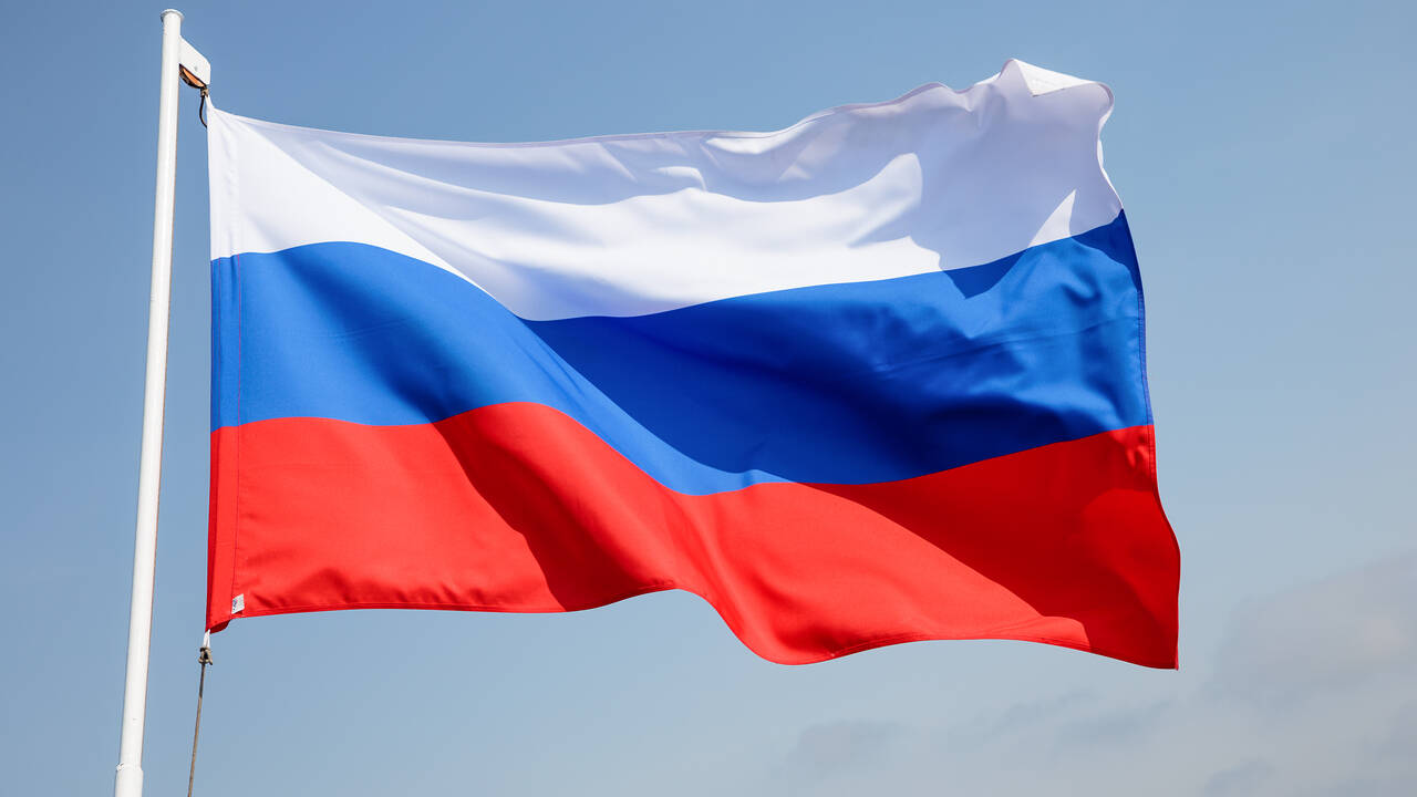 С канцелярии посольства в Эстонии сорвали российский флаг